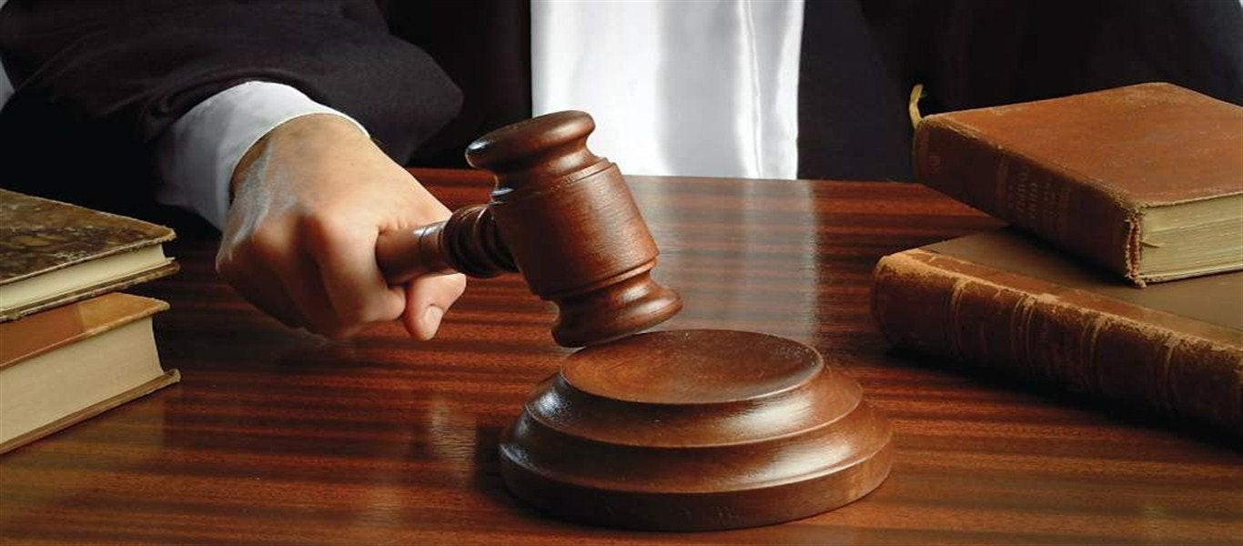 Παιδόφιλος τις «έφαγε» από άλλον κρατούμενο μέσα στο δικαστήριο! (βίντεο)